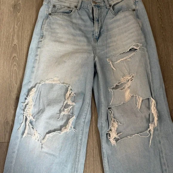 American Eagle Outfitters Women's Light Wash Distressed Wide Leg Jeans Size 8 - Picture 4 of 7